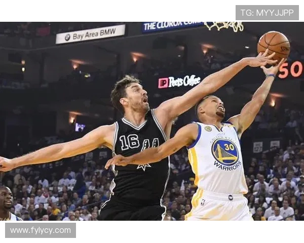 2016赛季勇士与雷霆激战赛程回顾与精彩瞬间分析